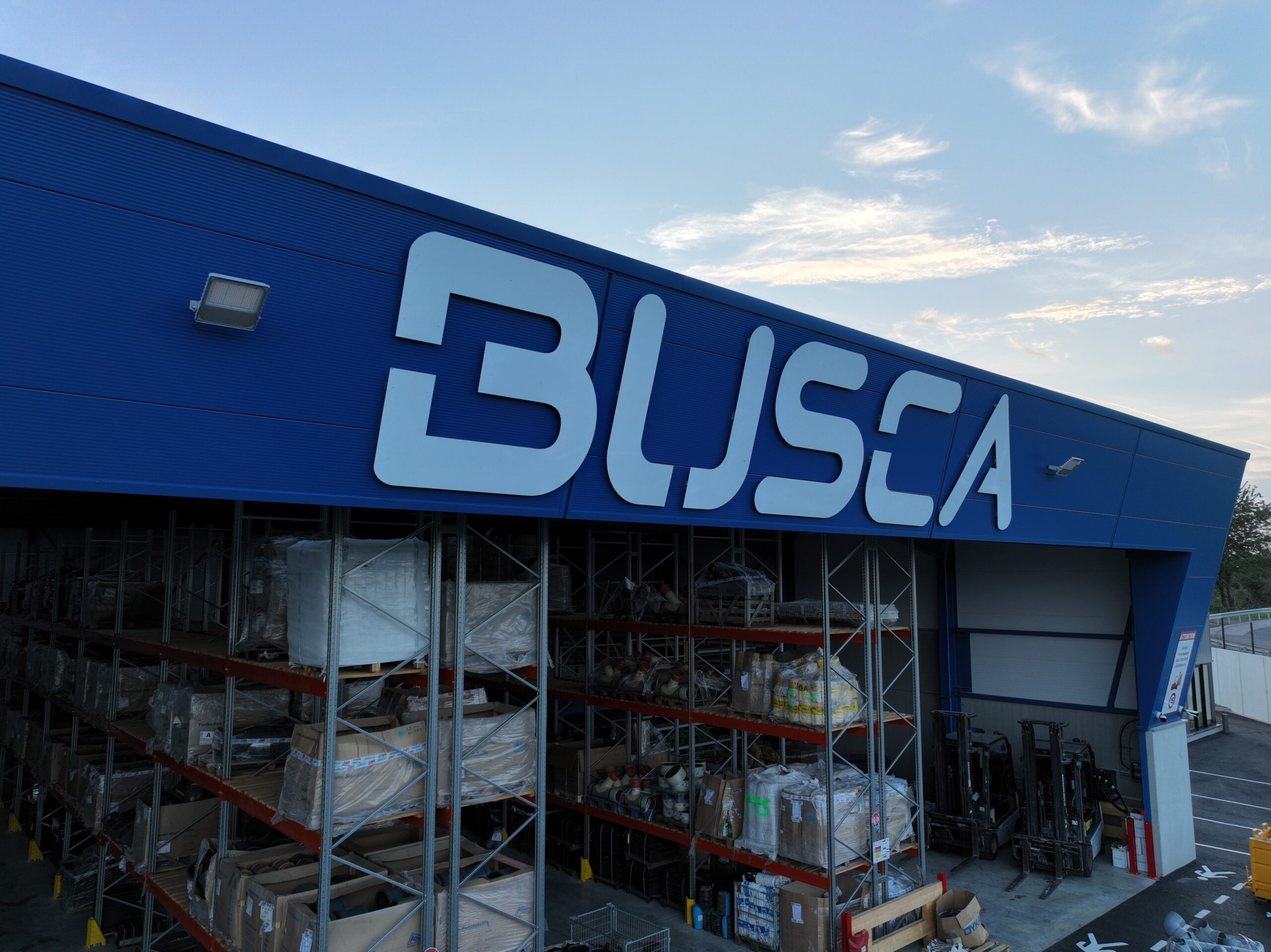 BUSCA RABONI à Liévin dans le nord de la france. Construction d'un bâtiment d'activité pour du négoce pour le BTP